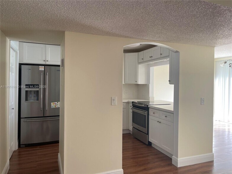 Building Photo - 9401 Evergreen Pl