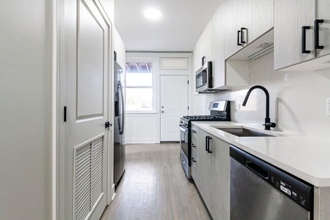 Building Photo - Modern and Luxurious 3b/2b Apartment Near Loyola University