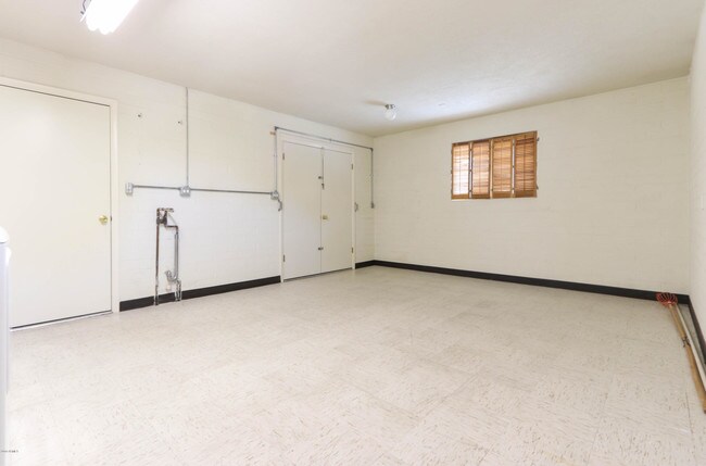 Building Photo - 10943 W Tropicana Cir