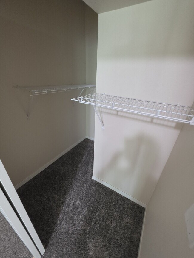 Building Photo - 2 Bedroom | 1 Bathroom 2nd Floor Apartment Available RIGHT NOW!