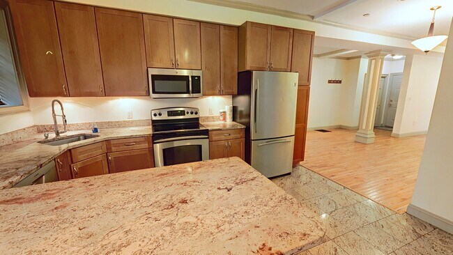Building Photo - Large Unit on Newbury St, In-Unit Washer and Dryer, Eat-in Kitchen, All Large Bedrooms, Desirable...