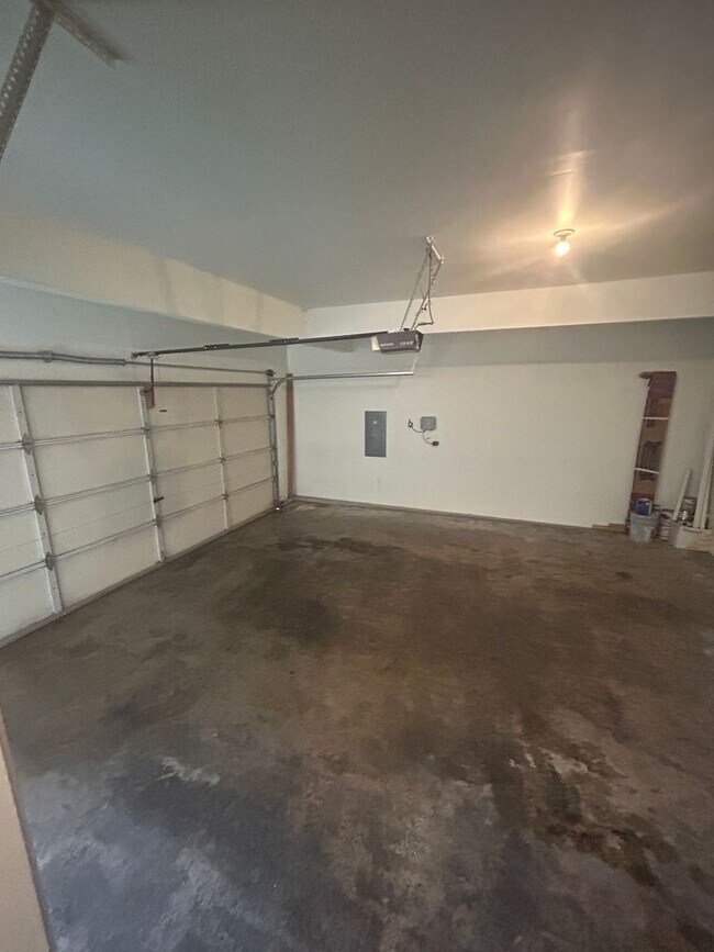 Building Photo - 3 Bed, 2.5 bath Kent house w/2-car garage ...