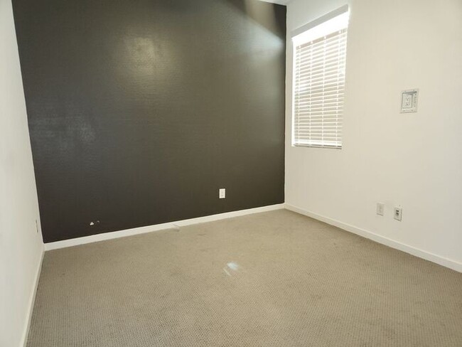 Building Photo - Mountain view single story home.