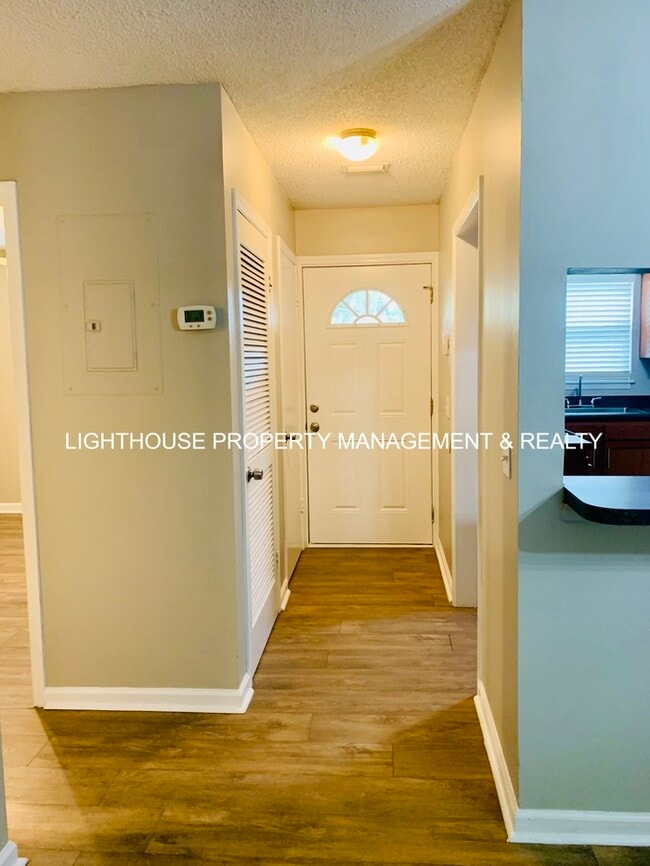 Building Photo - 2 Bed/2 Bath Single Story Townhome with At...