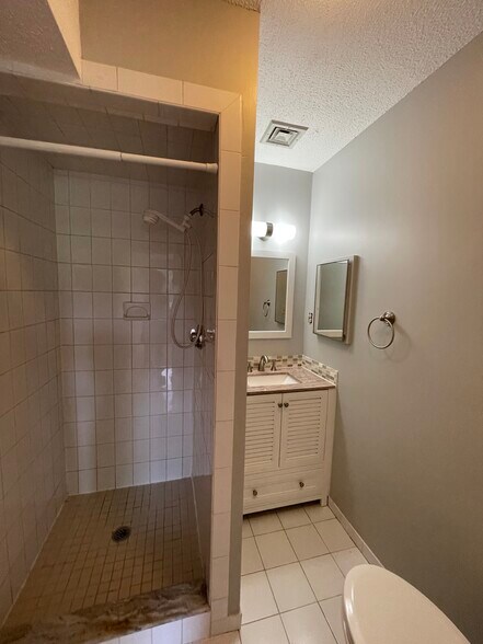 Building Photo - 1850 Beacon St