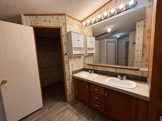 Building Photo - 136 Brown Farms Dr