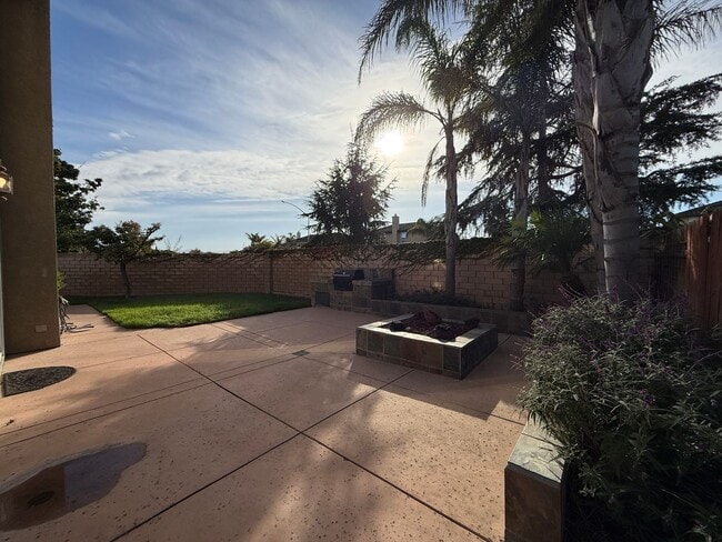 Building Photo - Beautiful Large Two Story Home is Centrall...