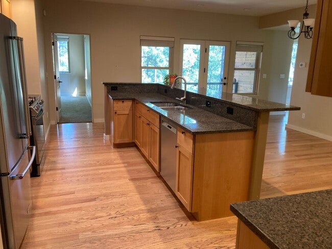 Building Photo - Custom home in the sought-after Edgemont H...