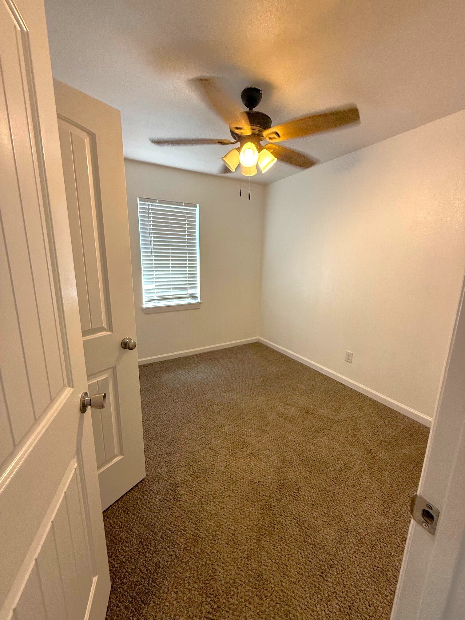 Building Photo - 828 Horseshoe Dr