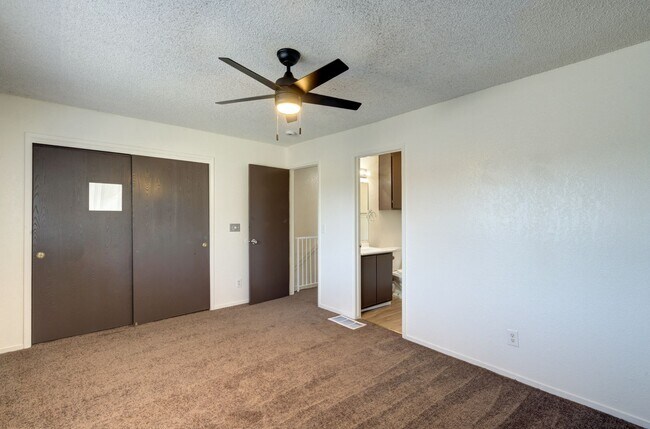 Building Photo - 4676 E Alamos Ave