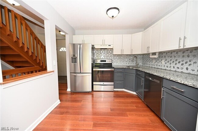 Building Photo - 655 Almas Ct