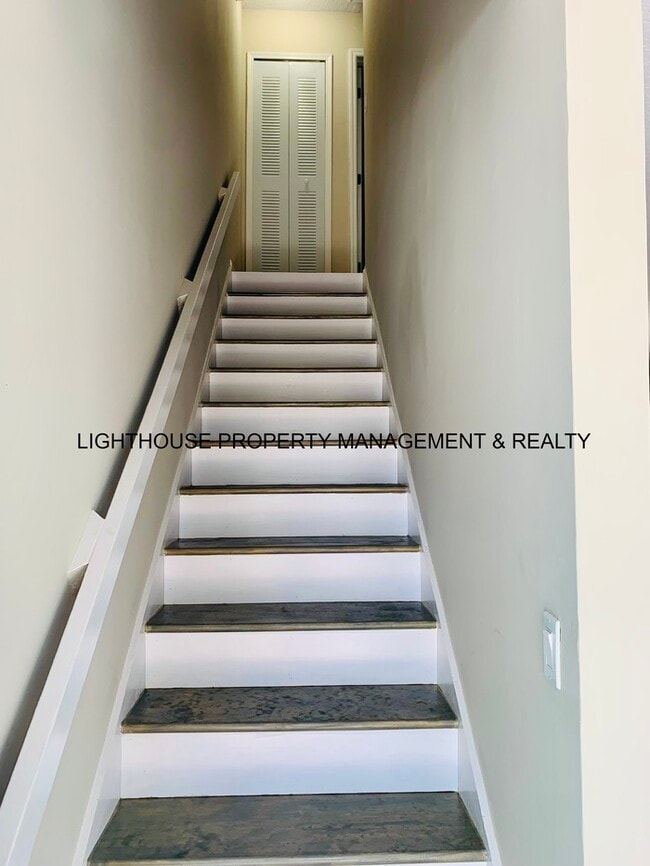 Building Photo - Renovated 2 Bed/1.5 Bath Jax Beach Townhom...