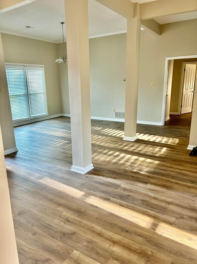 Building Photo - 1250 Sugar Ln