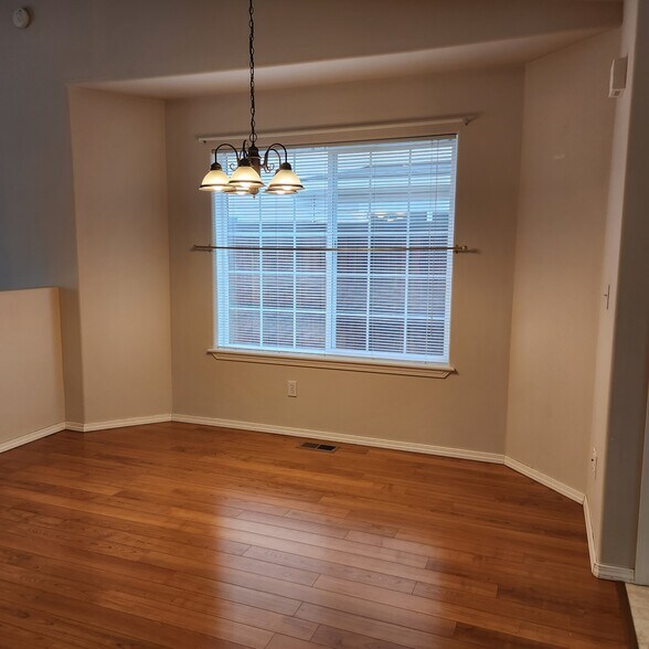 Well lit dining area plus breakfast bar. - 175 E Jeffrey Pine Ln