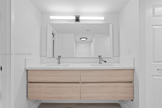 Building Photo - 3375 N Country Club Dr