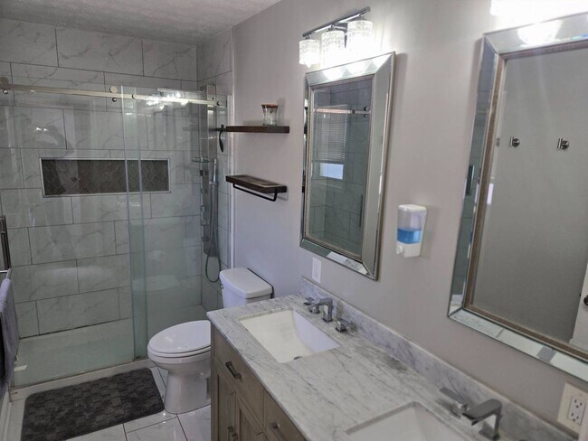 Building Photo - Charming 5-Bedroom Property in Prime Location