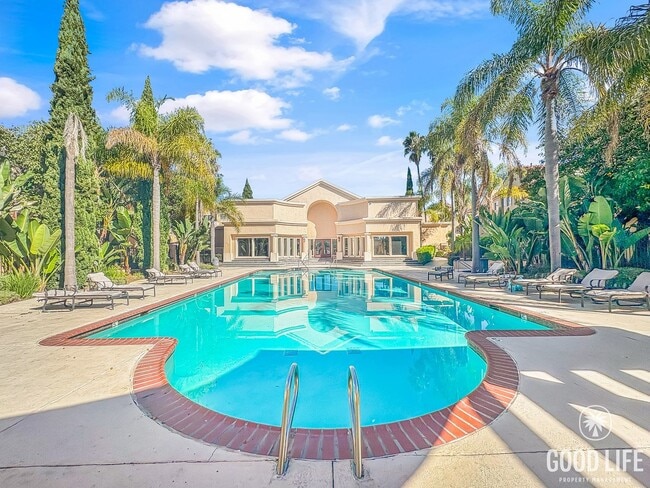Building Photo - Amazing 2BD/2.5BA condo w/ washer/dryer & ...