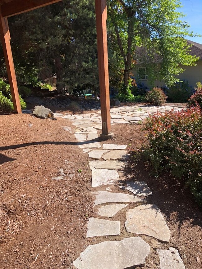 Building Photo - UNIQUE RAMBLER with views in Dockside at Kitsap Lake!