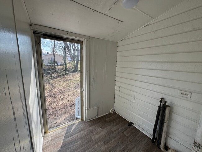 Building Photo - Ready to show!