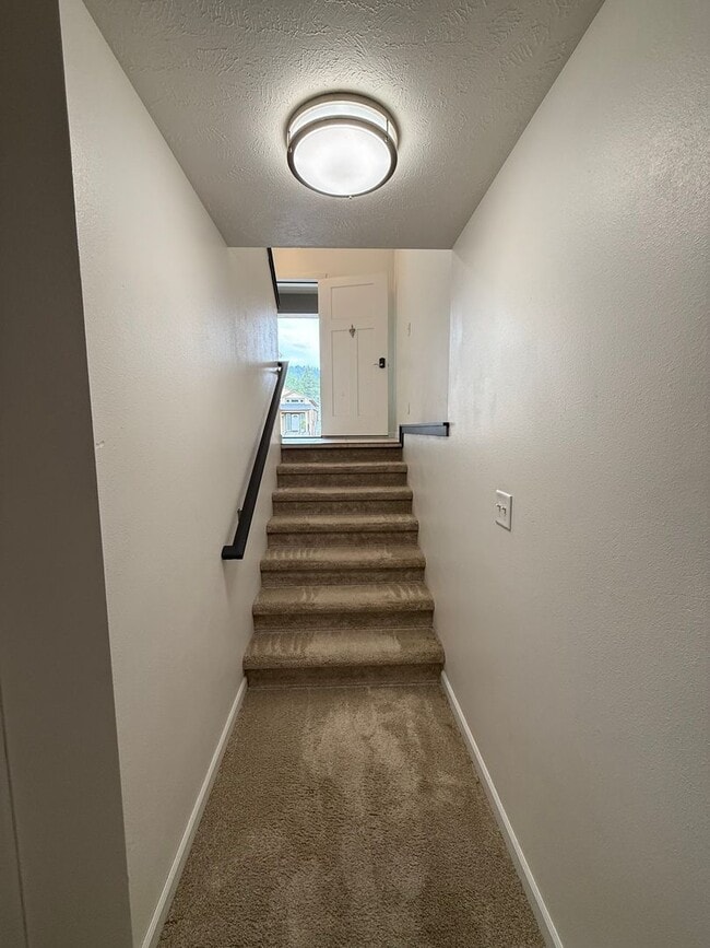 Building Photo - New Listing! Beautiful 4 Bed / 3 Bath Home...