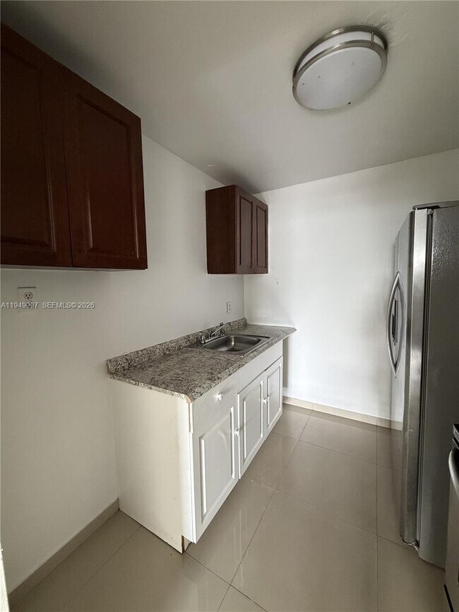 Building Photo - 300 NE 1st Ct