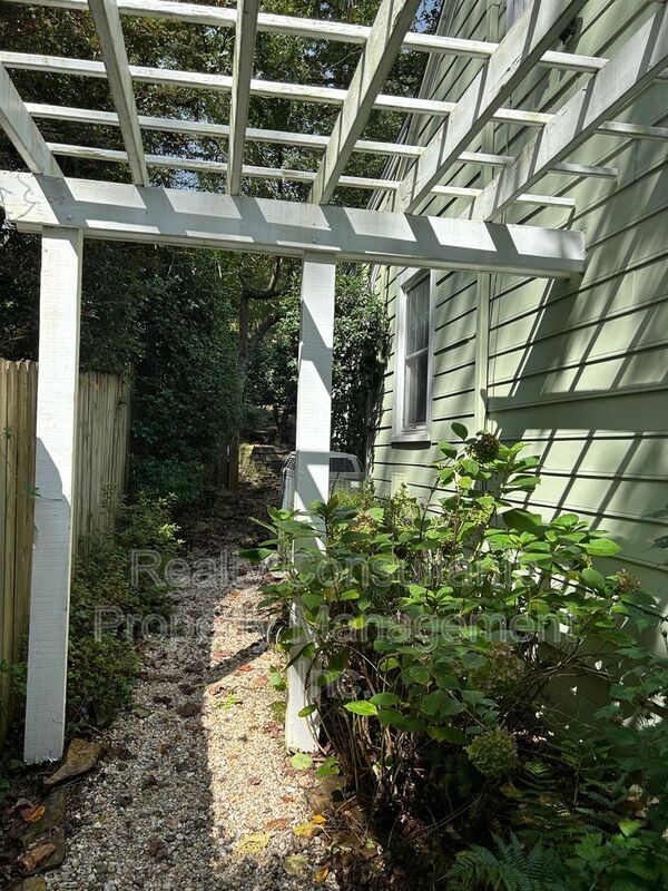 Building Photo - 2461 Lyndhurst Ave