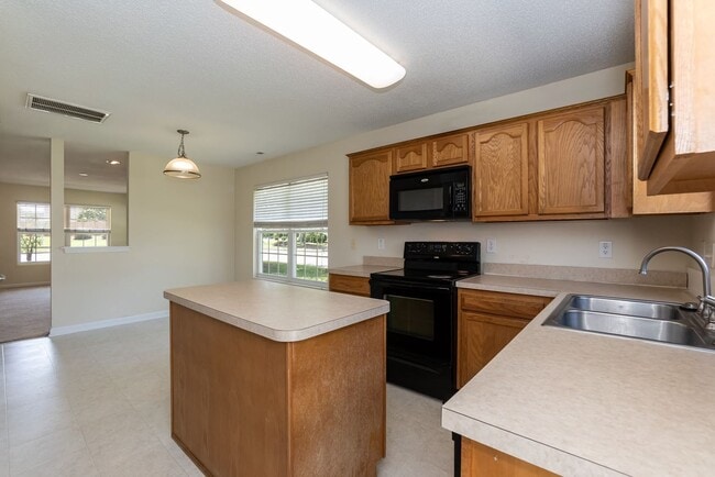 Building Photo - Four Bedroom Home!