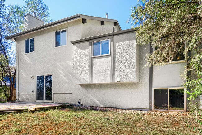 Building Photo - 814 Hans Brinker St