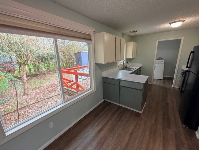 Building Photo - Renovated 2BR with Large Backyard, Storage, Washer & Dryer & Parking