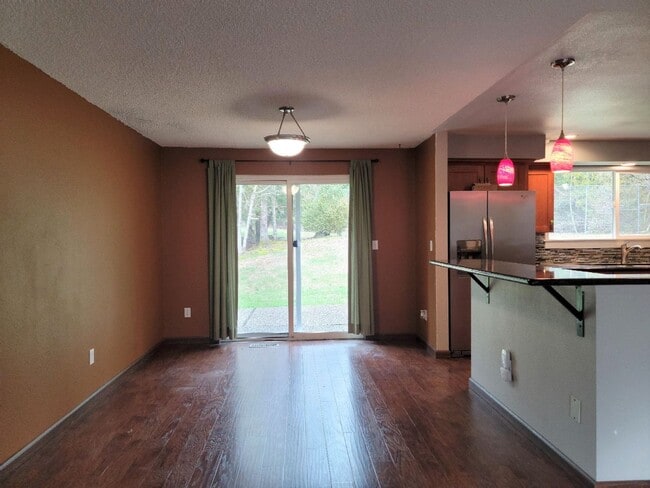 Building Photo - Pet Friendly 4 bedroom Home with Lots of Space for Everyone!