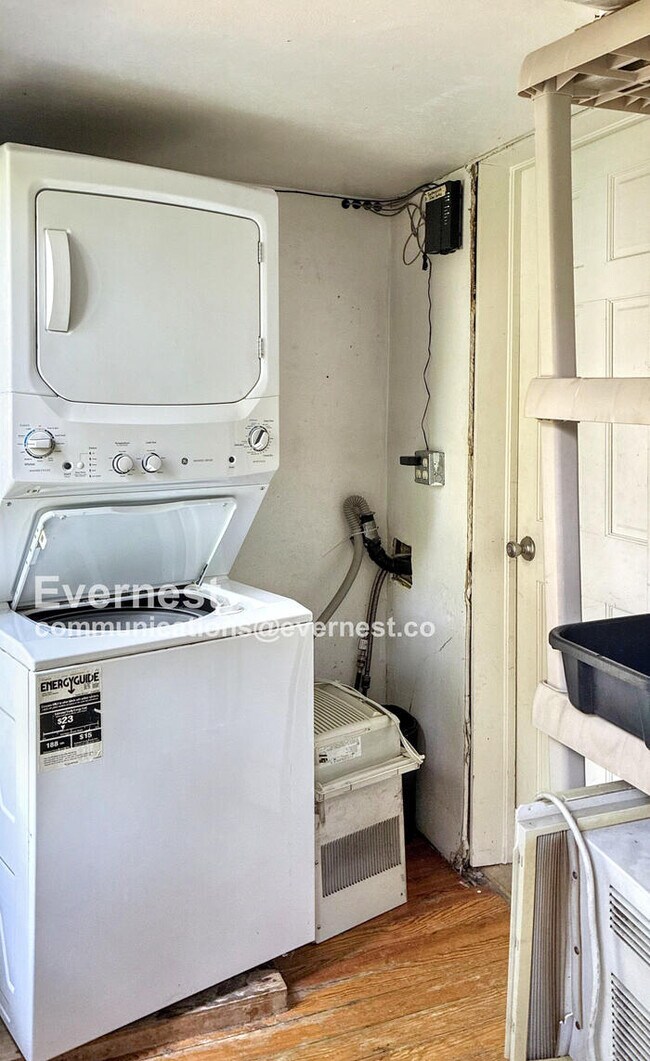 Building Photo - First Month Rent Free / Lovely 1 Bed, 1 Ba...