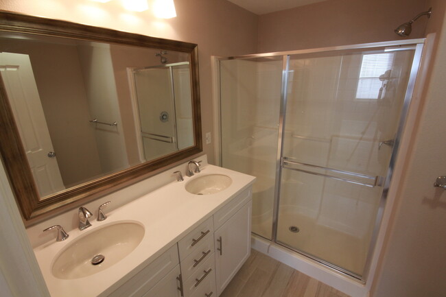 Building Photo - Stunning 2 Bedroom/2.5 Bath Townhouse