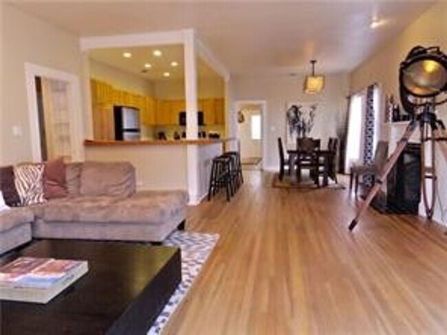 Building Photo - Available: Updated, spacious Tarrytown 4 bed / 4 bath, furnished or unfurnished