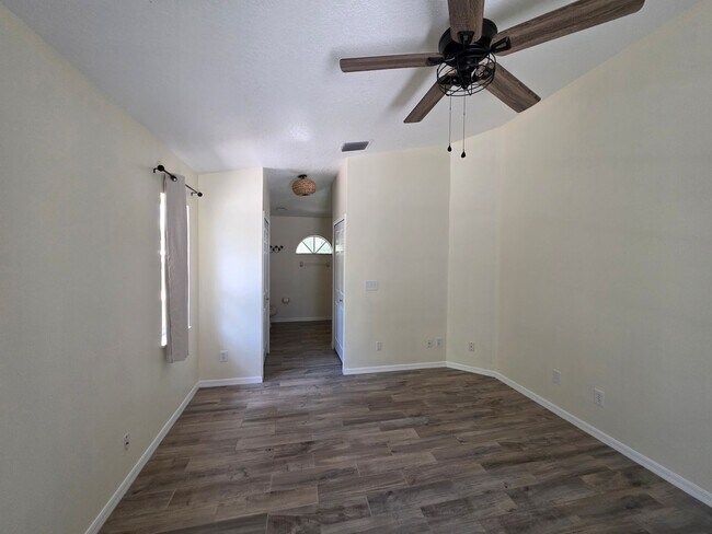 Building Photo - Pool Home in Vero Lake Estates 3/3 with Bonus Room