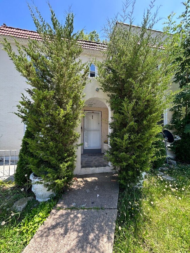 Building Photo - 936 Parkside Ave.