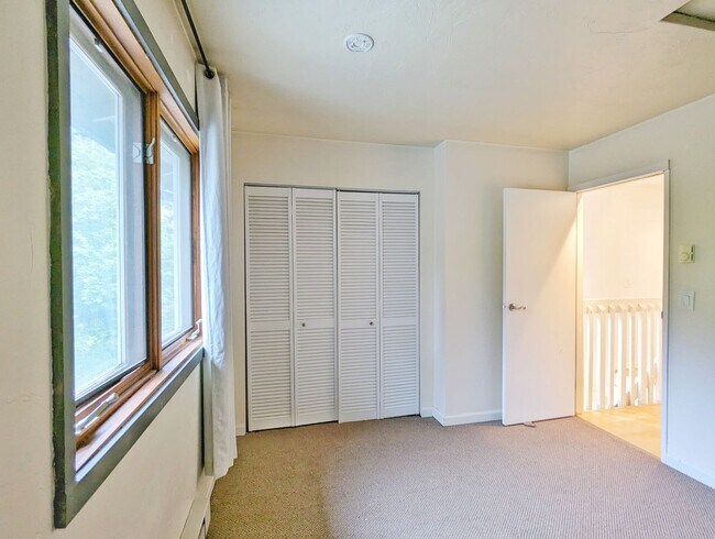 Building Photo - 2BD/1.5BA Twnhse Style Forestedge Condo on...