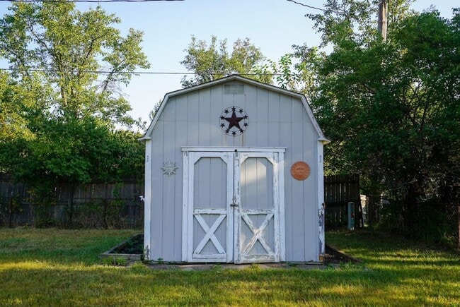 Building Photo - Beautifully updated 3-bedroom, 2-bath bric...