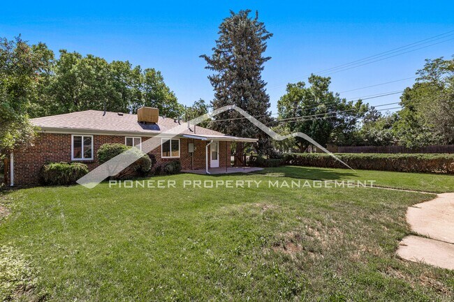 Building Photo - Charming Home with Washer/Dryer and Fenced...