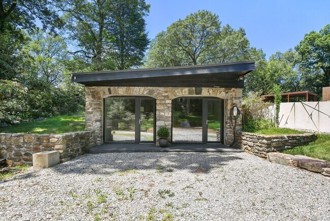 Building Photo - 118 Roseville Rd