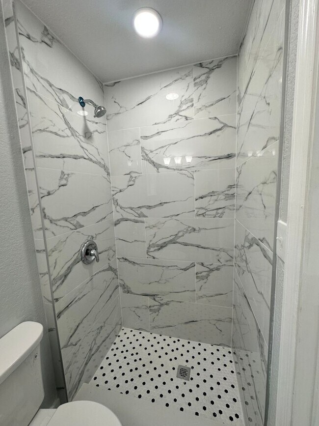 Building Photo - 4-Bedroom Home with Modern Touches!