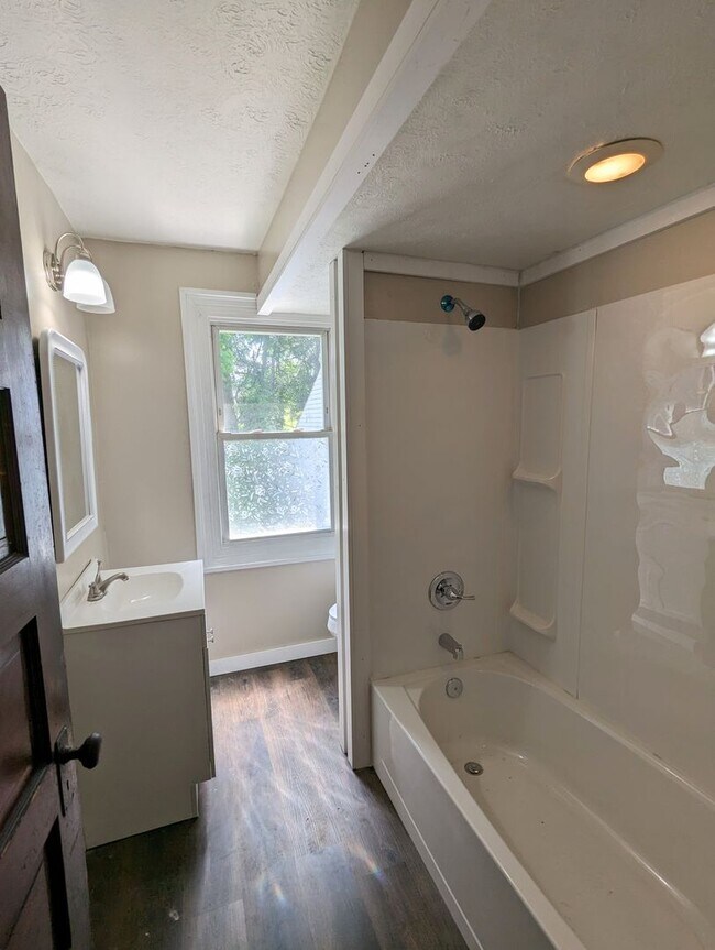 Building Photo - Large 4 Bedroom 1 Bathroom House (Marshall...