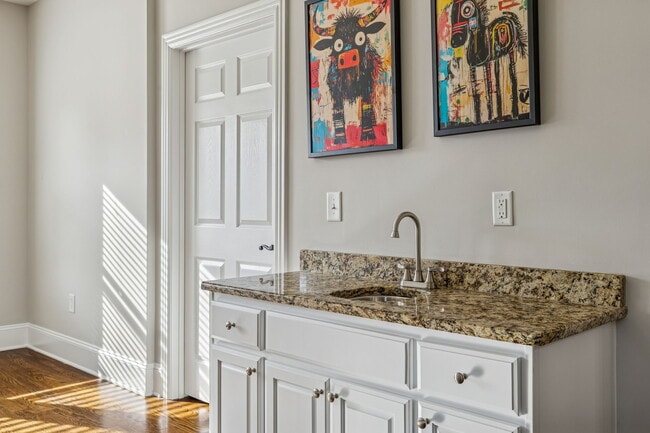 Building Photo - 594 Lake Haven Dr