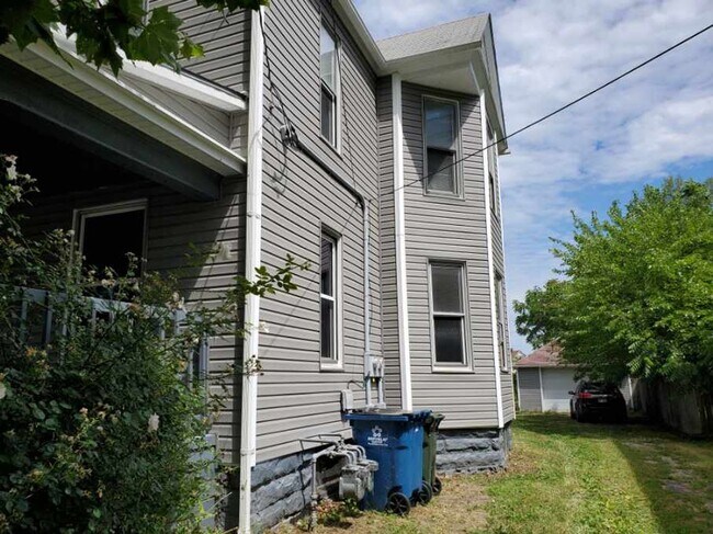Building Photo - 1230 W 5th St
