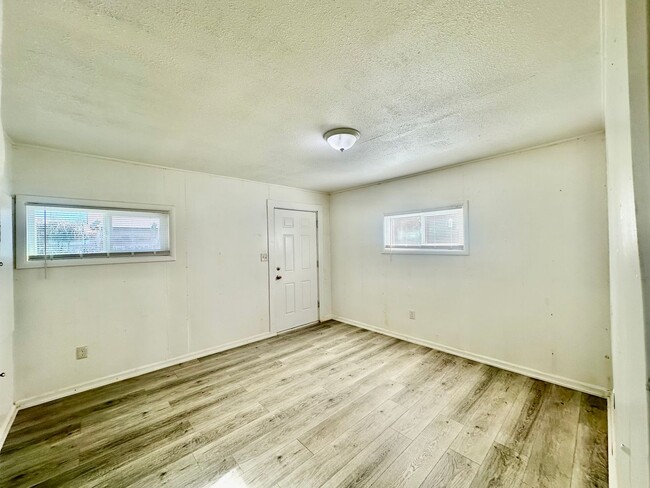 Building Photo - Large 1 bdrm newly renovated unit, 2.2 mil...