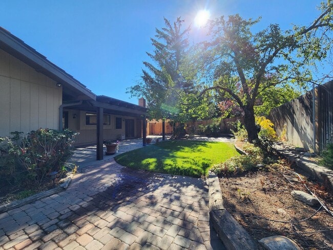Building Photo - 4 bedroom home off of Mayberry Dr in Reno