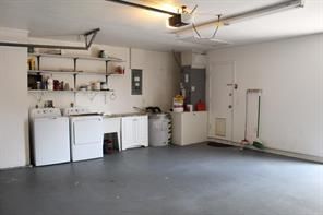 Building Photo - 201 NE Midfield Ln