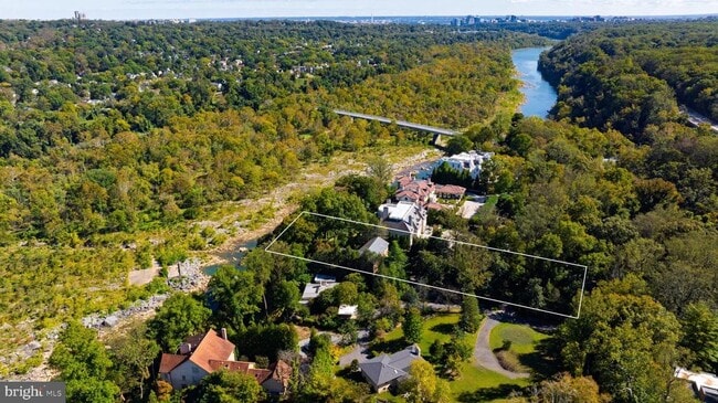 Building Photo - 221 Chain Bridge Rd