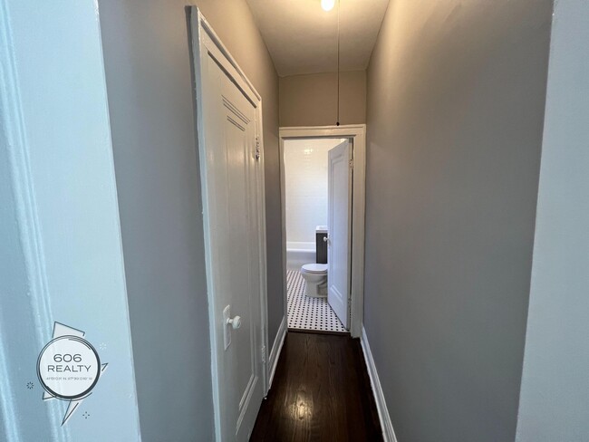 Building Photo - Remodeled East Albany Park Apts!