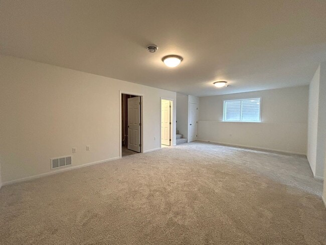 Building Photo - Spacious & Stylish 4-Bed Home with Modern Finishes and Attached 2-Stall Garage