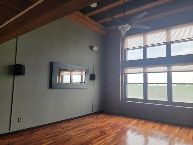 Primary Photo - 1545 Arboretum Dr